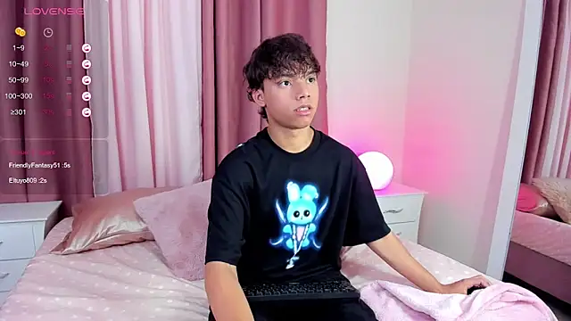 Snapshot of Honeymoon_sariel chatting on November 17, 8:14 pm Honeymoon sariel online show from November 17, 8:14 pm