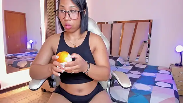 Elowen Clark online show from December 21, 8:05 pm