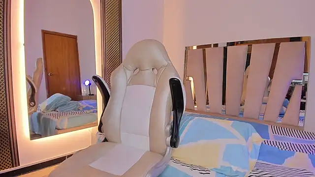 Elowen Clark online show from January 8, 8:11 pm