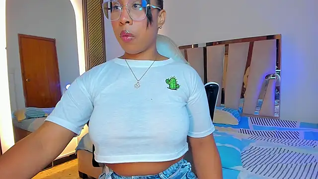 Elowen Clark online show from January 10, 8:10 pm