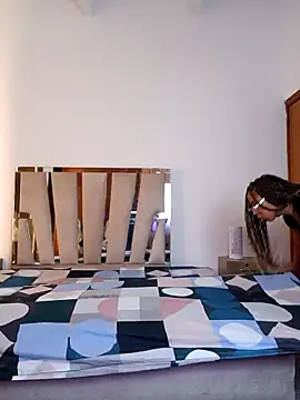 Elowen Clark online show from February 11, 7:30 pm