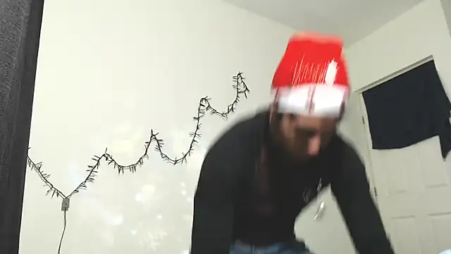 Snapshot of Penelope77 chatting on December 18, 5:24 am Penelope77 online show from December 18, 5:24 am