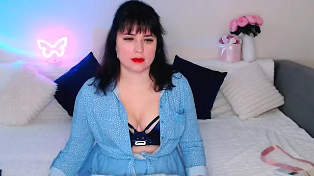 Bella Hillss online show from October 2, 6:15 pm