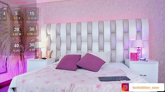 Viollet xoxo online show from February 17, 8:04 pm