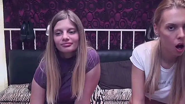 Snapshot of BlondeWitches chatting on October 31, 4:46 am BlondeWitches online show from October 31, 4:46 am