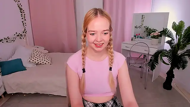 Snapshot of BellaMontgomery chatting on October 10, 9:25 pm BellaMontgomery online show from October 10, 9:25 pm