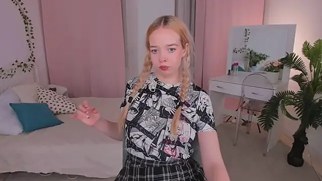 Snapshot of BellaMontgomery chatting on October 11, 9:24 pm BellaMontgomery online show from October 11, 9:24 pm