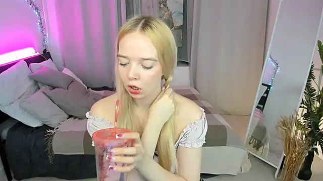 Snapshot of BellaMontgomery chatting on October 16, 10:00 pm BellaMontgomery online show from October 16, 10:00 pm