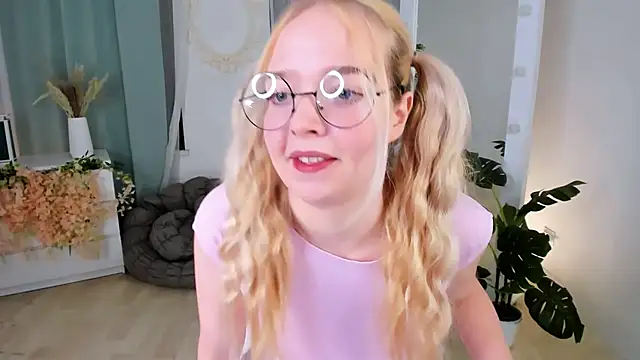 Snapshot of BellaMontgomery chatting on November 5, 10:21 pm BellaMontgomery online show from November 5, 10:21 pm