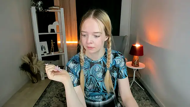 Snapshot of BellaMontgomery chatting on December 14, 10:25 pm BellaMontgomery online show from December 14, 10:25 pm