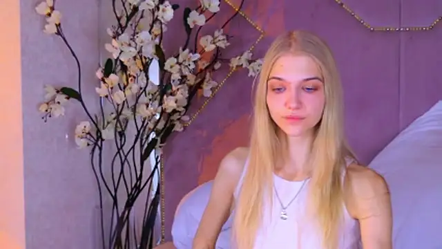 Snapshot of 4example_Chloe chatting on November 13, 10:25 am 4example Chloe online show from November 13, 10:25 am