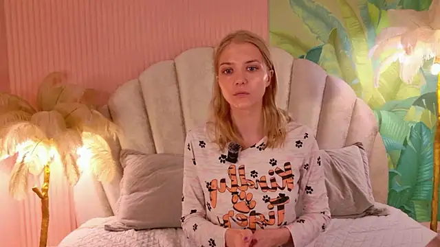 4example Chloe online show from June 12, 5:39 am