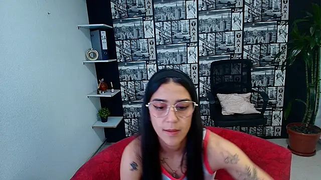 Snapshot of DanielaMonroe chatting on May 6, 11:21 pm DanielaMonroe online show from May 6, 11:21 pm