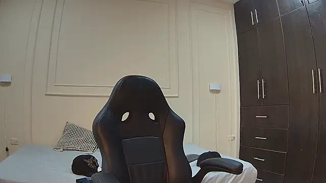 Snapshot of nathan_shimmer chatting on December 19, 9:11 pm nathan shimmer online show from December 19, 9:11 pm