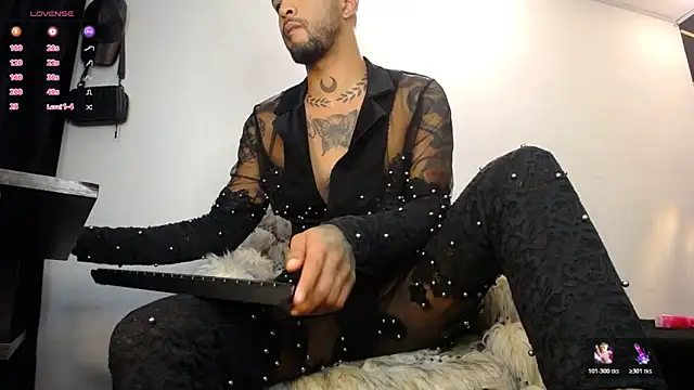 Snapshot of LickMyInk chatting on October 19, 4:13 am LickMyInk online show from October 19, 4:13 am