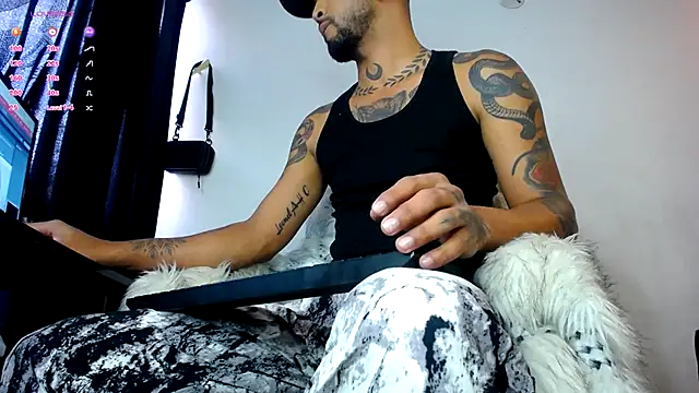 Snapshot of LickMyInk chatting on October 20, 1:44 pm LickMyInk online show from October 20, 1:44 pm