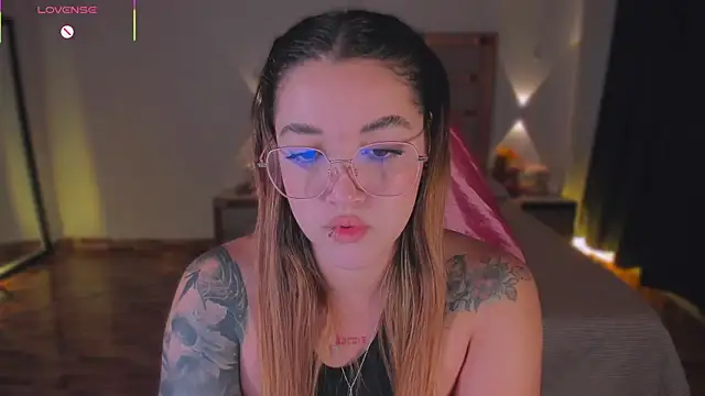 Snapshot of lunaarose chatting on December 16, 4:17 am lunaarose online show from December 16, 4:17 am