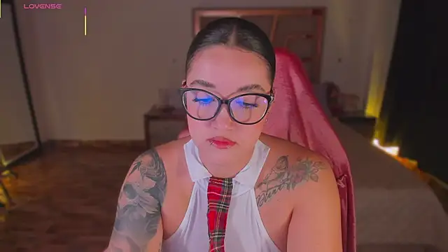 Snapshot of lunaarose chatting on December 18, 1:00 am lunaarose online show from December 18, 1:00 am