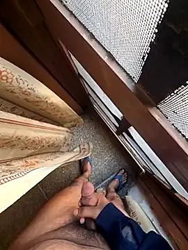 Snapshot of desir3dlund chatting on December 14, 9:58 am desir3dlund online show from December 14, 9:58 am