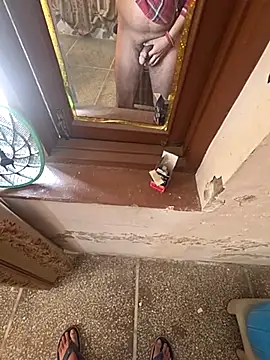 Snapshot of desir3dlund chatting on February 13, 8:32 am desir3dlund online show from February 13, 8:32 am