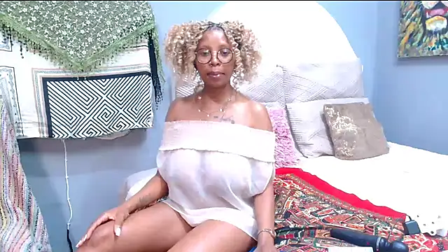 Snapshot of Kay-Tee chatting on July 28, 8:12 pm Kay-Tee online show from July 28, 8:12 pm