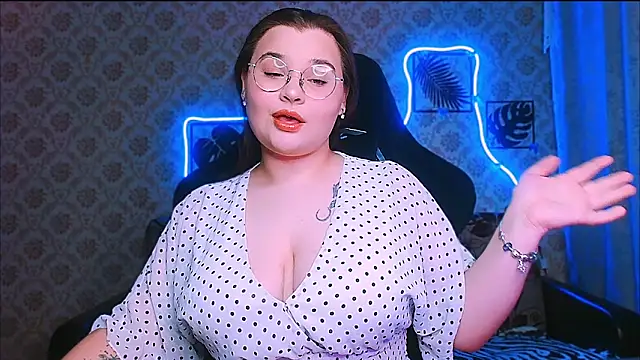 InLoveWithLife26 online show from February 15, 8:05 pm