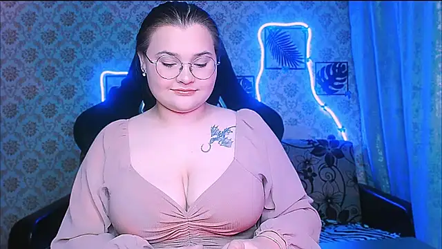 InLoveWithLife26 online show from March 5, 8:05 pm