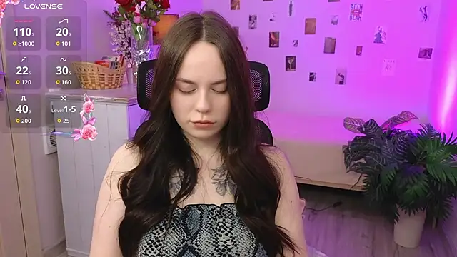 Alice Moondark online show from February 3, 7:19 pm