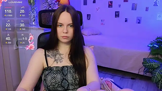 Alice Moondark online show from February 9, 8:24 pm