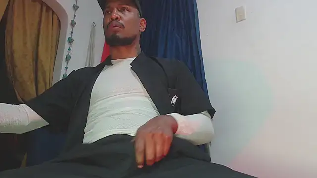 Snapshot of ElCaballeroNegro24 chatting on February 14, 3:25 am ElCaballeroNegro24 online show from February 14, 3:25 am