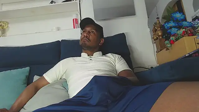 Snapshot of ElCaballeroNegro24 chatting on March 13, 3:57 am ElCaballeroNegro24 online show from March 13, 3:57 am