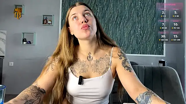Snapshot of VelvetMiley chatting on August 5, 3:42 am VelvetMiley online show from August 5, 3:42 am