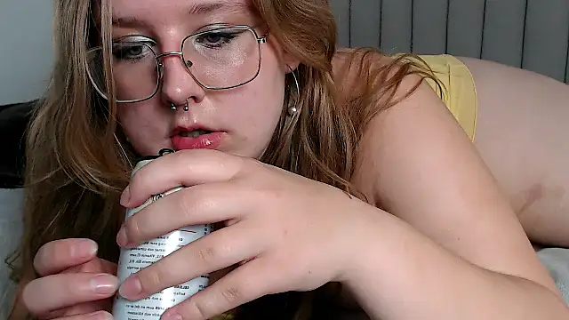 Snapshot of AgnesRoseCams chatting on October 3, 8:33 am AgnesRoseCams online show from October 3, 8:33 am