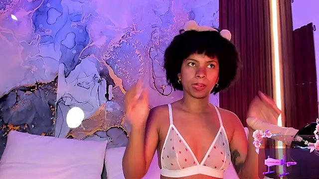 Snapshot of Lolalewis777 chatting on September 21, 2:19 pm Lolalewis777 online show from September 21, 2:19 pm