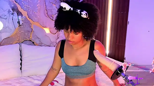 Snapshot of Lolalewis777 chatting on September 25, 10:35 pm Lolalewis777 online show from September 25, 10:35 pm