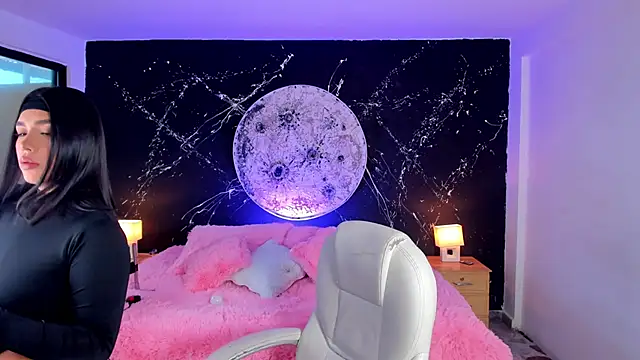 ShaniaDaniels online show from October 18, 9:15 pm