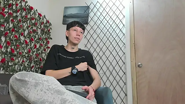 Snapshot of LiamBrown09 chatting on June 23, 7:34 pm LiamBrown09 online show from June 23, 7:34 pm