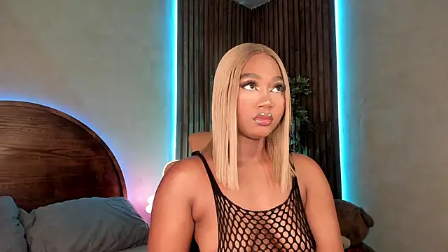 Snapshot of alisonn_moon chatting on November 18, 10:47 pm alisonn moon online show from November 18, 10:47 pm