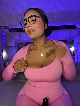 Snapshot of MaddyGray_ chatting on December 3, 7:12 pm MaddyGray online show from December 3, 7:12 pm