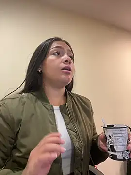 Alyha Cortes online show from March 11, 1:39 pm