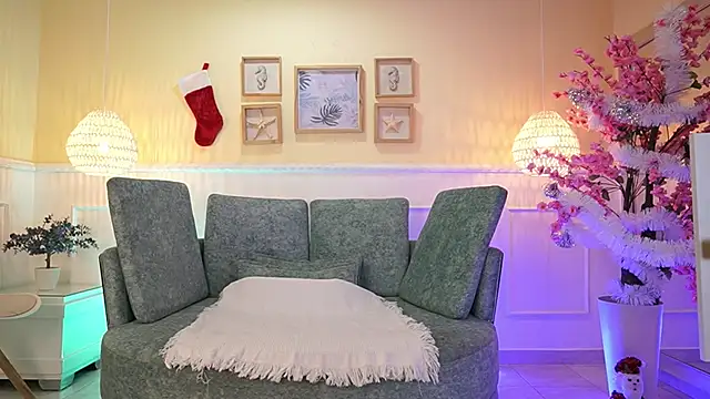 LoonaNyx online show from December 3, 11:30 am