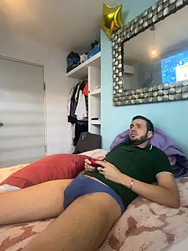 Snapshot of Alexitho25 chatting on July 5, 8:05 pm Alexitho25 online show from July 5, 8:05 pm