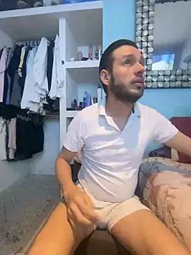 Snapshot of Alexitho25 chatting on July 10, 9:50 pm Alexitho25 online show from July 10, 9:50 pm