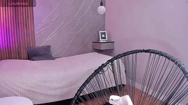 Snapshot of emma__rose1 chatting on November 16, 2:28 am emma rose1 online show from November 16, 2:28 am