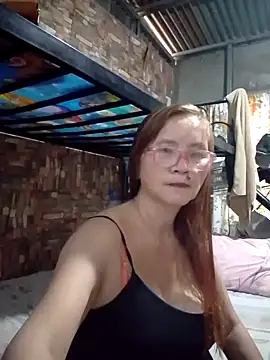 Snapshot of SexyHottMom chatting on May 13, 1:03 am SexyHottMom online show from May 13, 1:03 am