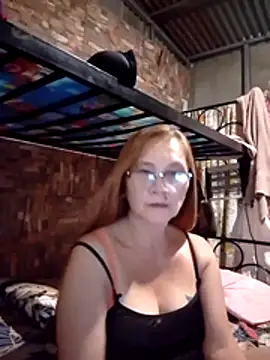 Snapshot of SexyHottMom chatting on June 9, 11:33 am SexyHottMom online show from June 9, 11:33 am