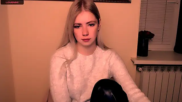 Snapshot of AliceHotty_ chatting on October 19, 10:05 am AliceHotty online show from October 19, 10:05 am