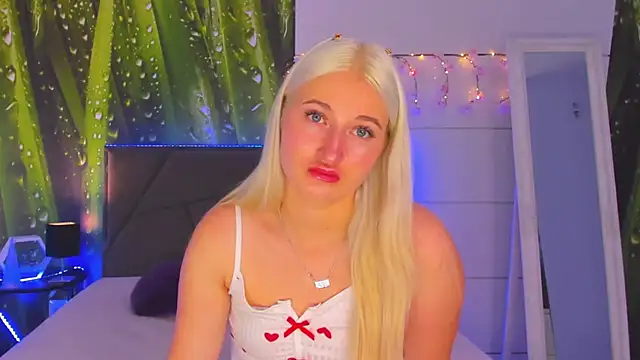 Snapshot of HollyTailors chatting on October 11, 5:28 am HollyTailors online show from October 11, 5:28 am