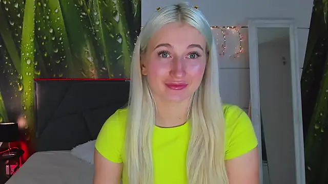 Snapshot of HollyTailors chatting on October 22, 12:05 pm HollyTailors online show from October 22, 12:05 pm