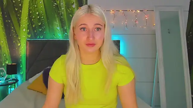 Snapshot of HollyTailors chatting on November 6, 6:14 am HollyTailors online show from November 6, 6:14 am